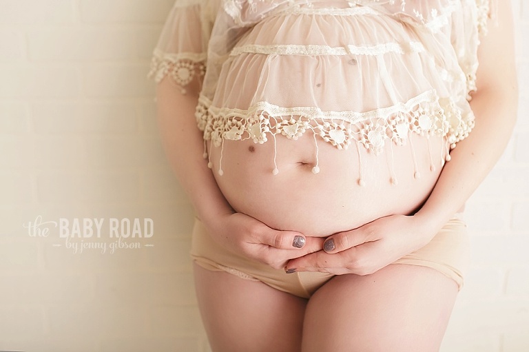 elegant-maternity-belly-portrait